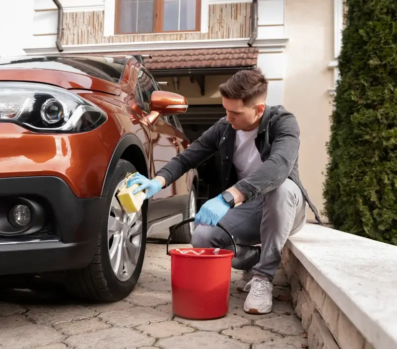 Lavage auto à domicile Peri : professionnel intervenant sur un véhicule